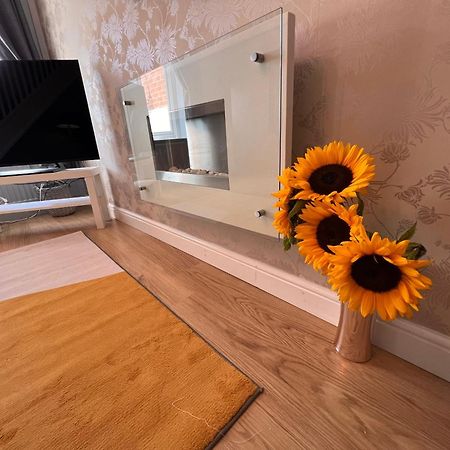 Contractors Or Family House - M1 Nottingham - Ikea Retail Park - Catkin Drive - 2 Bed Home With Driveway, Private Garden, Sleeps 4 - Tv'S In All Rooms Giltbrook エクステリア 写真