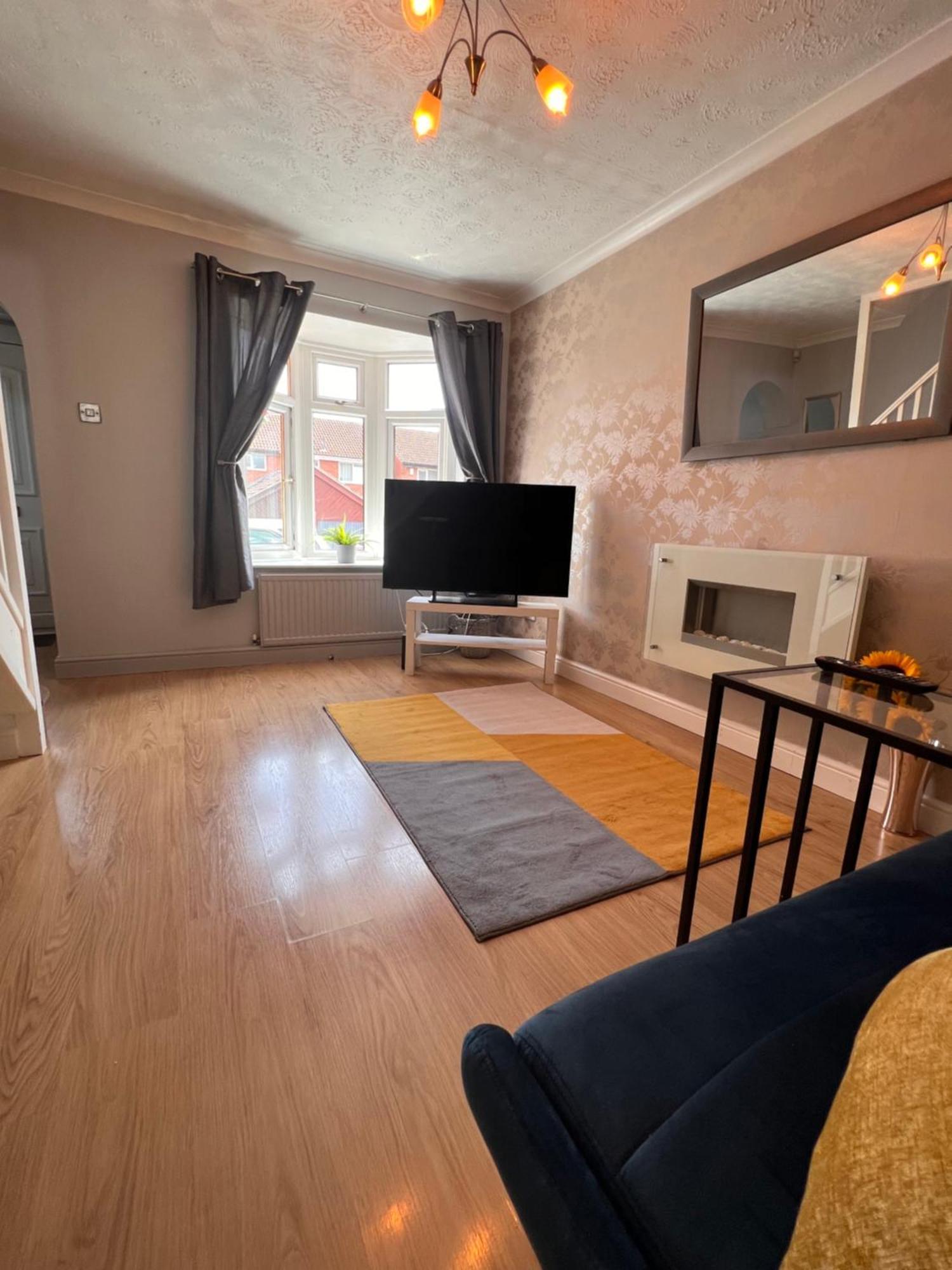 Contractors Or Family House - M1 Nottingham - Ikea Retail Park - Catkin Drive - 2 Bed Home With Driveway, Private Garden, Sleeps 4 - Tv'S In All Rooms Giltbrook エクステリア 写真