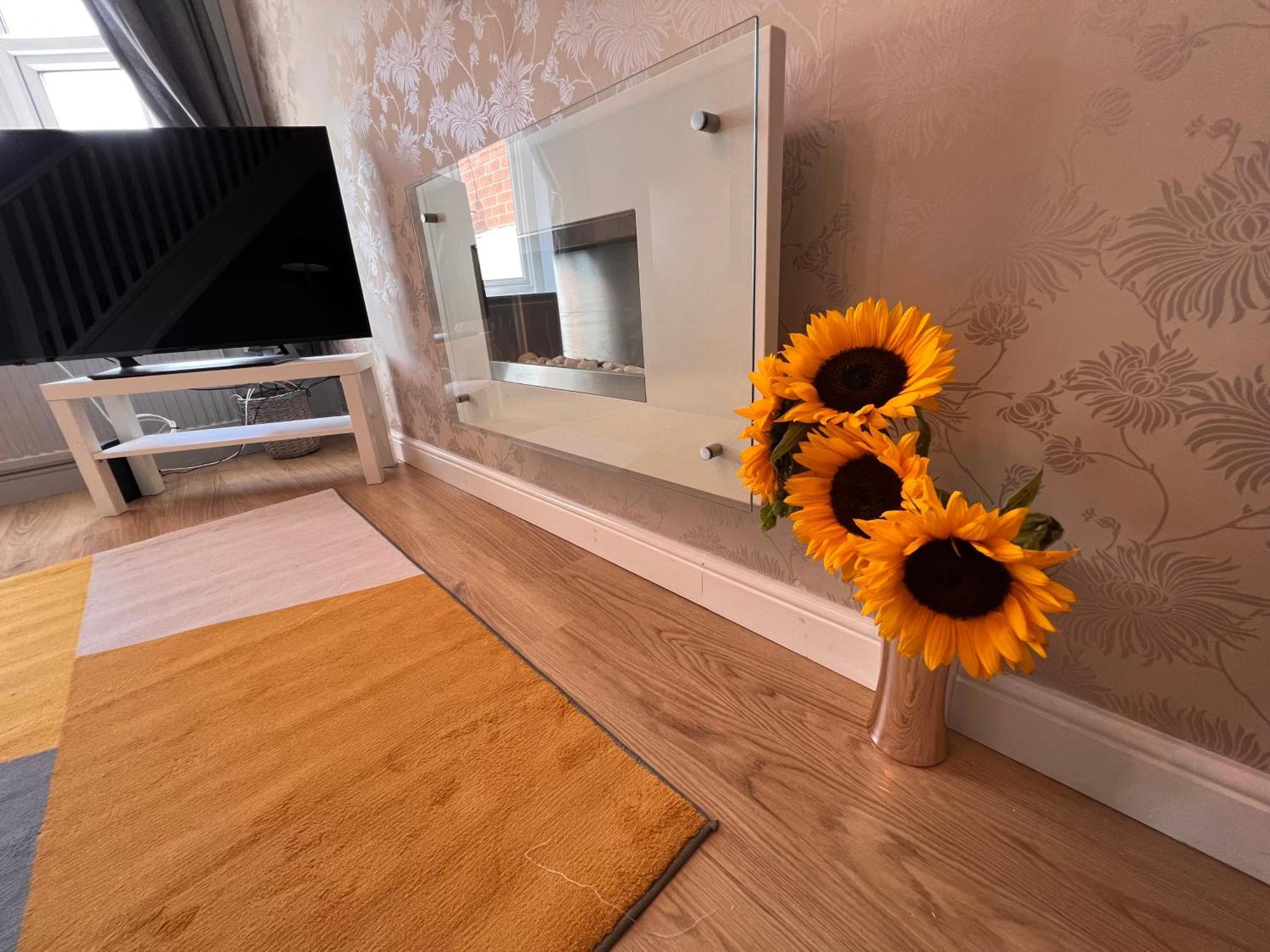 Contractors Or Family House - M1 Nottingham - Ikea Retail Park - Catkin Drive - 2 Bed Home With Driveway, Private Garden, Sleeps 4 - Tv'S In All Rooms Giltbrook エクステリア 写真