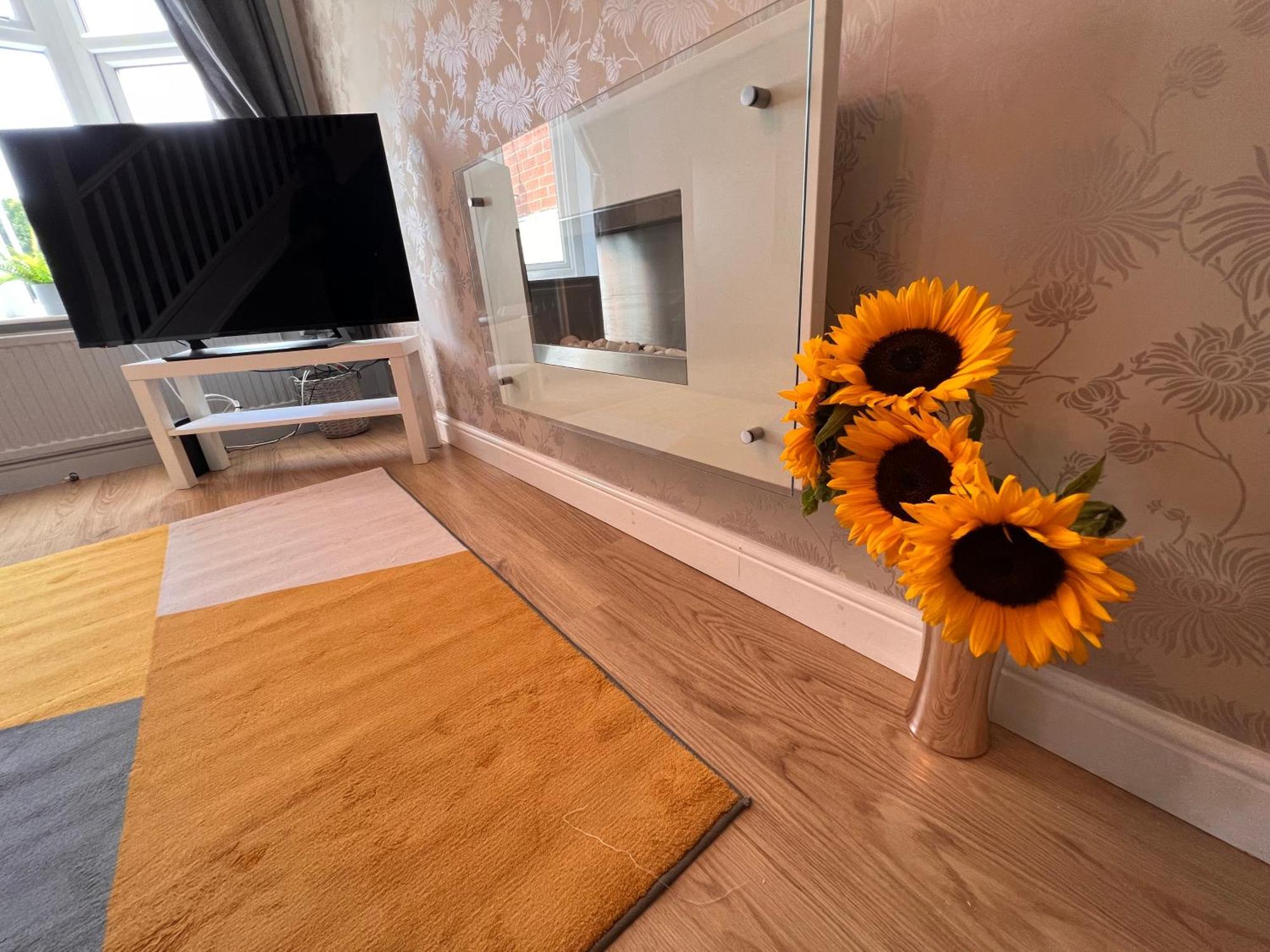 Contractors Or Family House - M1 Nottingham - Ikea Retail Park - Catkin Drive - 2 Bed Home With Driveway, Private Garden, Sleeps 4 - Tv'S In All Rooms Giltbrook エクステリア 写真
