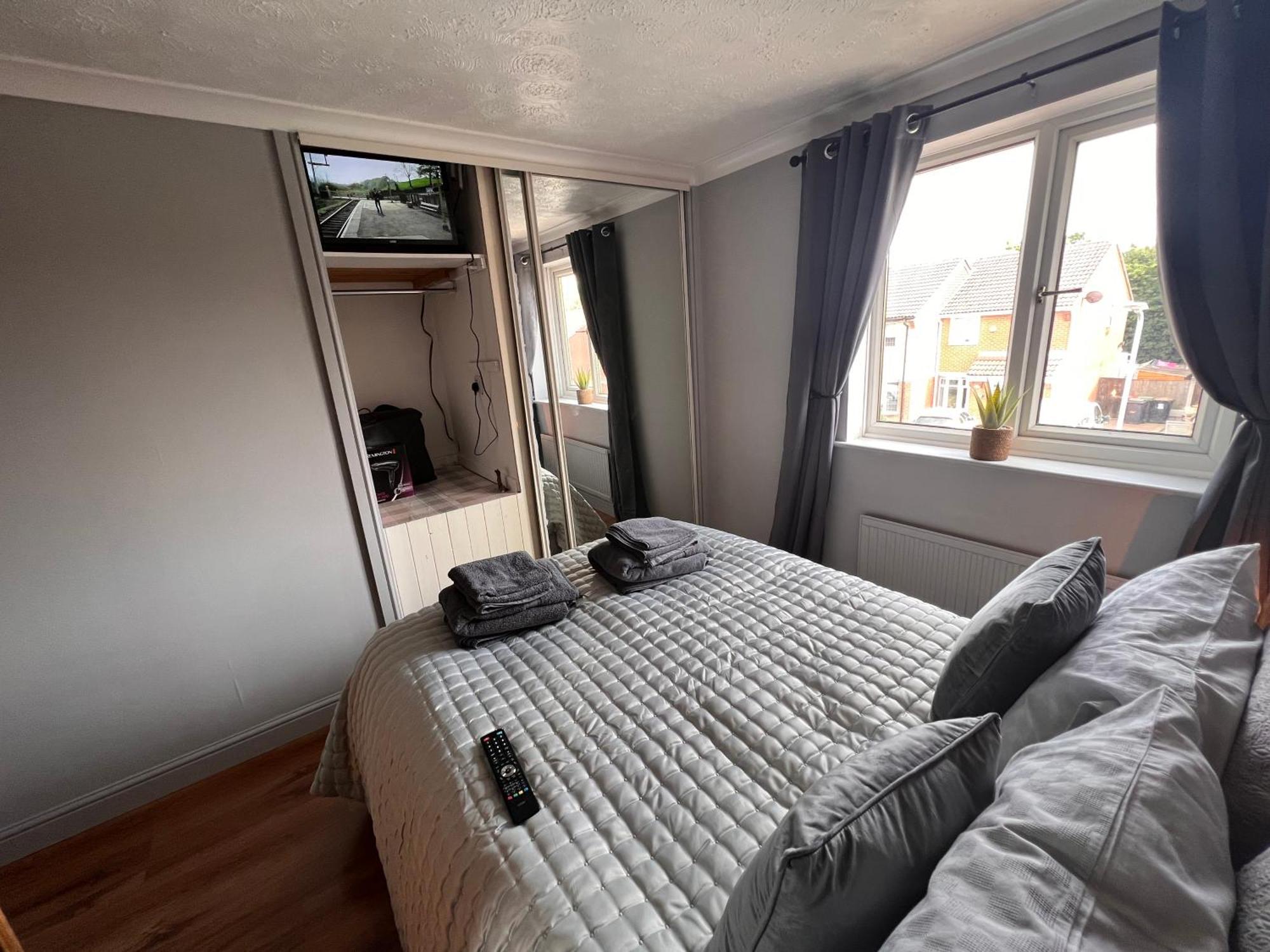 Contractors Or Family House - M1 Nottingham - Ikea Retail Park - Catkin Drive - 2 Bed Home With Driveway, Private Garden, Sleeps 4 - Tv'S In All Rooms Giltbrook エクステリア 写真