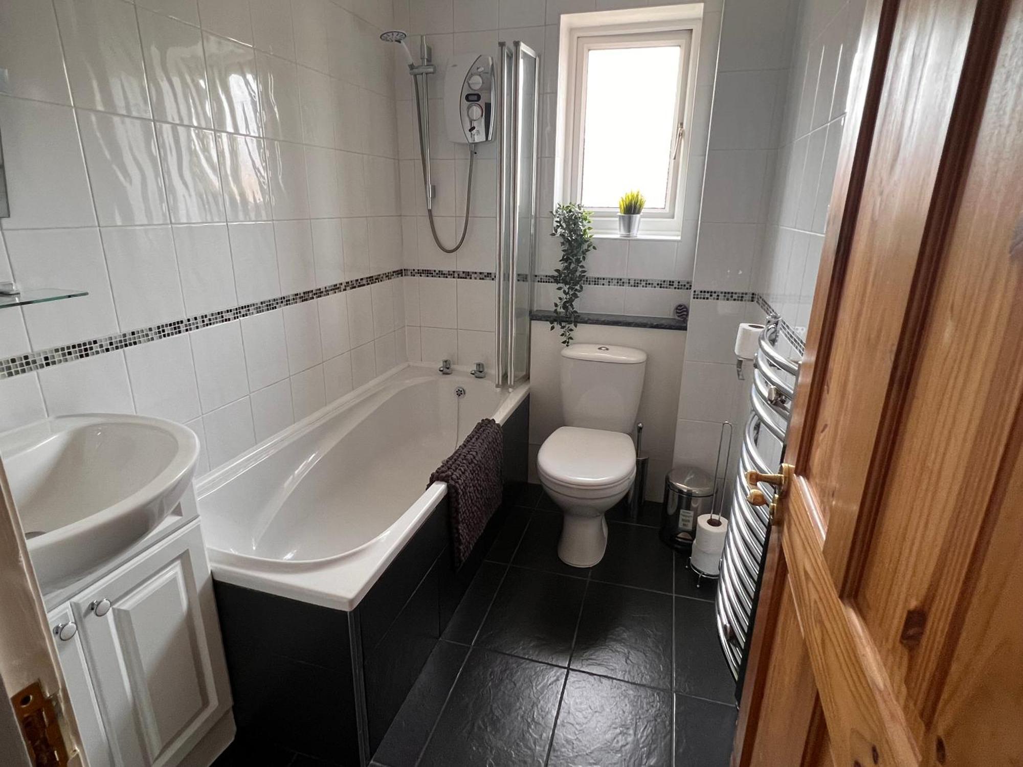 Contractors Or Family House - M1 Nottingham - Ikea Retail Park - Catkin Drive - 2 Bed Home With Driveway, Private Garden, Sleeps 4 - Tv'S In All Rooms Giltbrook エクステリア 写真