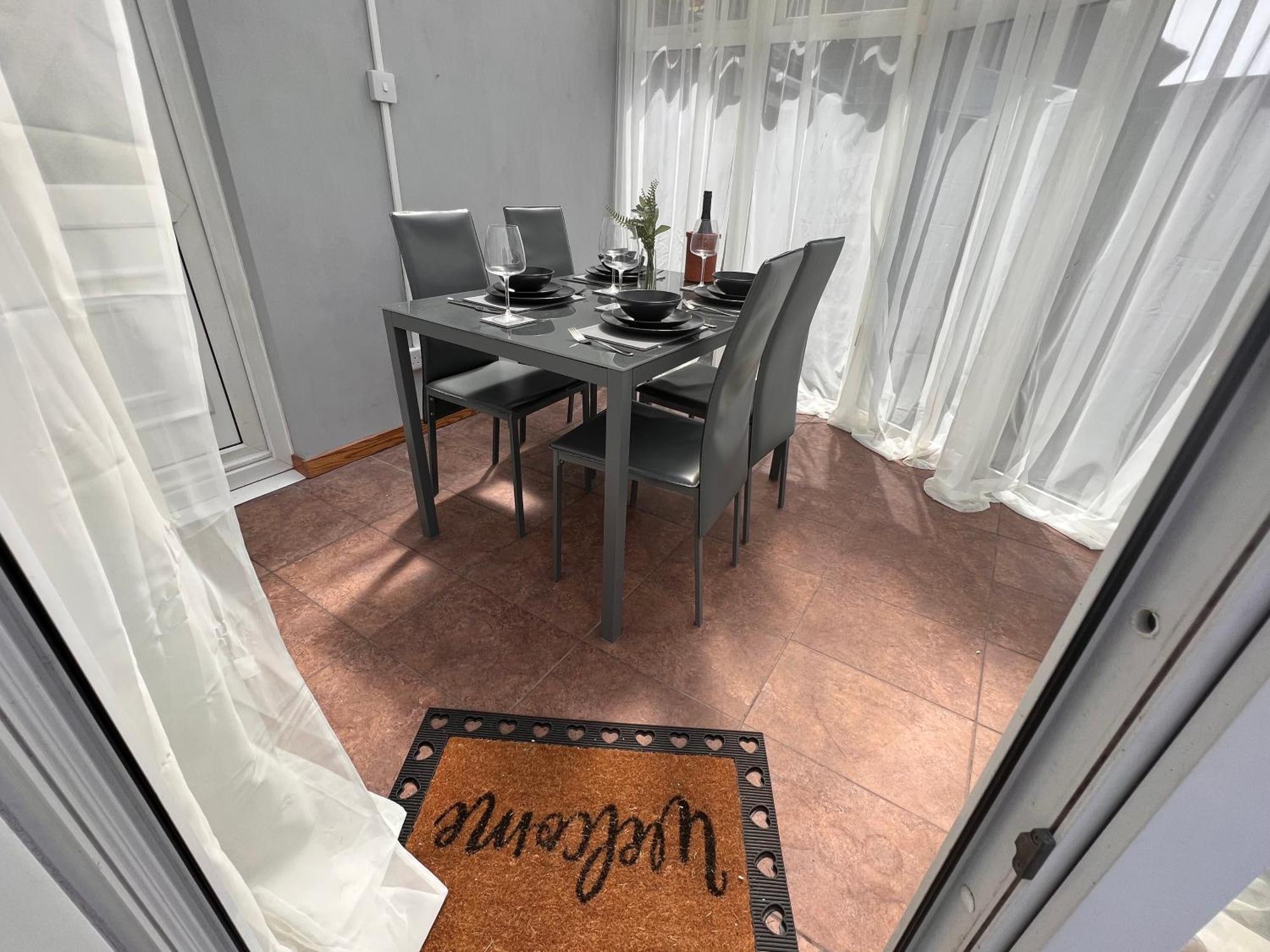 Contractors Or Family House - M1 Nottingham - Ikea Retail Park - Catkin Drive - 2 Bed Home With Driveway, Private Garden, Sleeps 4 - Tv'S In All Rooms Giltbrook エクステリア 写真