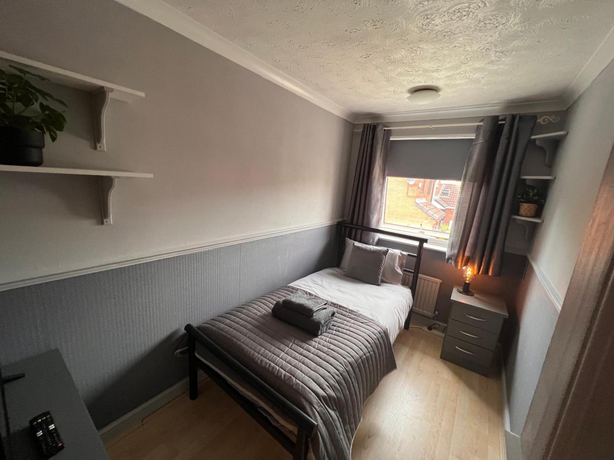 Contractors Or Family House - M1 Nottingham - Ikea Retail Park - Catkin Drive - 2 Bed Home With Driveway, Private Garden, Sleeps 4 - Tv'S In All Rooms Giltbrook エクステリア 写真