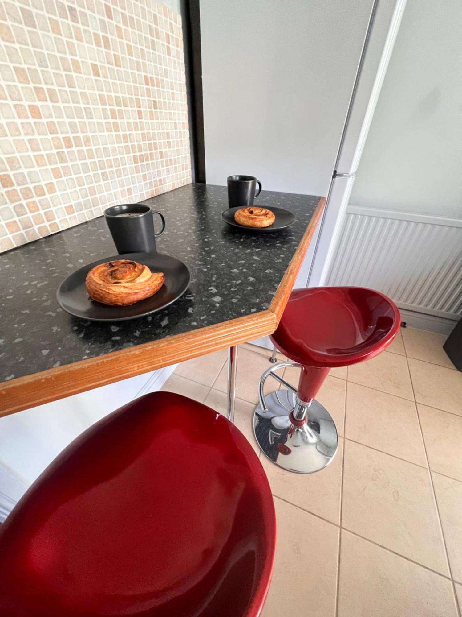 Contractors Or Family House - M1 Nottingham - Ikea Retail Park - Catkin Drive - 2 Bed Home With Driveway, Private Garden, Sleeps 4 - Tv'S In All Rooms Giltbrook エクステリア 写真