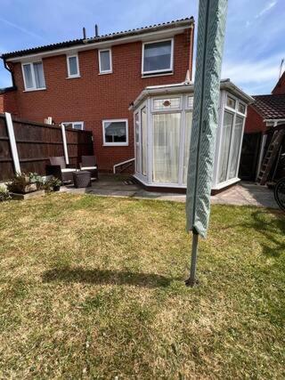 Contractors Or Family House - M1 Nottingham - Ikea Retail Park - Catkin Drive - 2 Bed Home With Driveway, Private Garden, Sleeps 4 - Tv'S In All Rooms Giltbrook エクステリア 写真