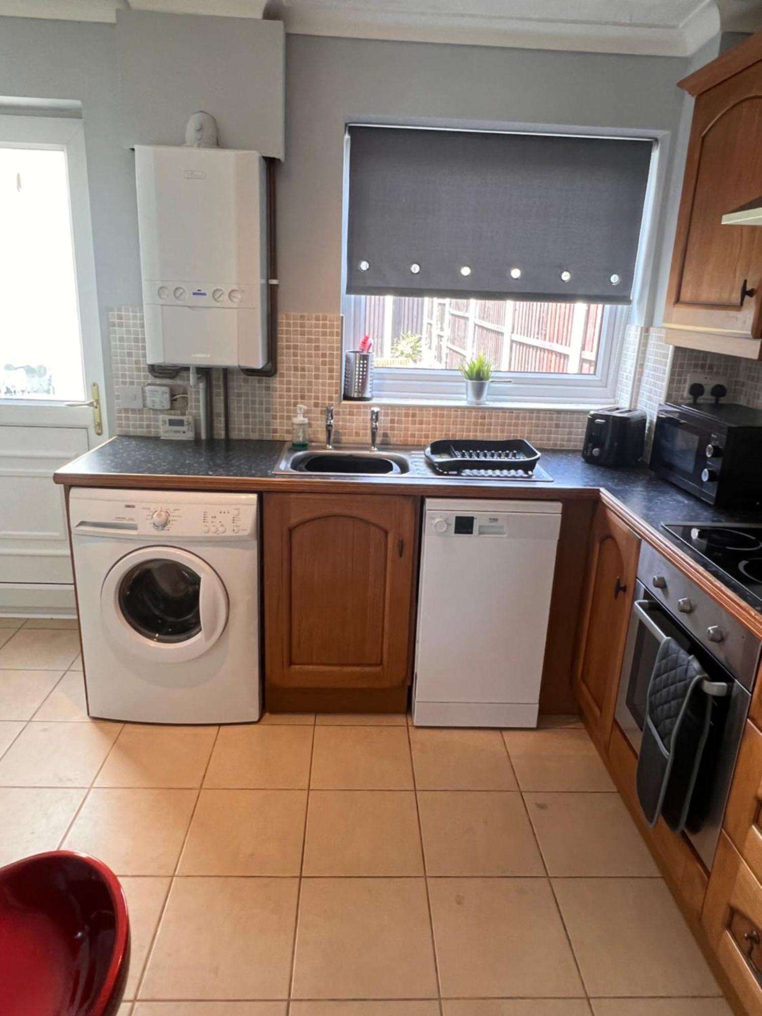 Contractors Or Family House - M1 Nottingham - Ikea Retail Park - Catkin Drive - 2 Bed Home With Driveway, Private Garden, Sleeps 4 - Tv'S In All Rooms Giltbrook エクステリア 写真