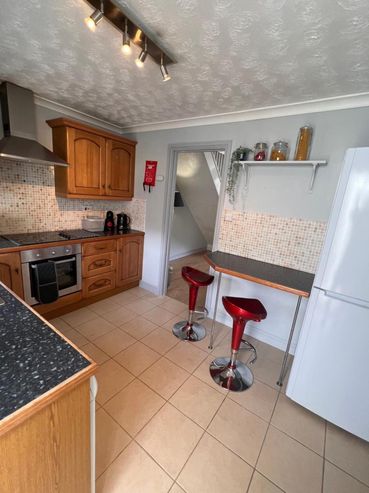 Contractors Or Family House - M1 Nottingham - Ikea Retail Park - Catkin Drive - 2 Bed Home With Driveway, Private Garden, Sleeps 4 - Tv'S In All Rooms Giltbrook エクステリア 写真