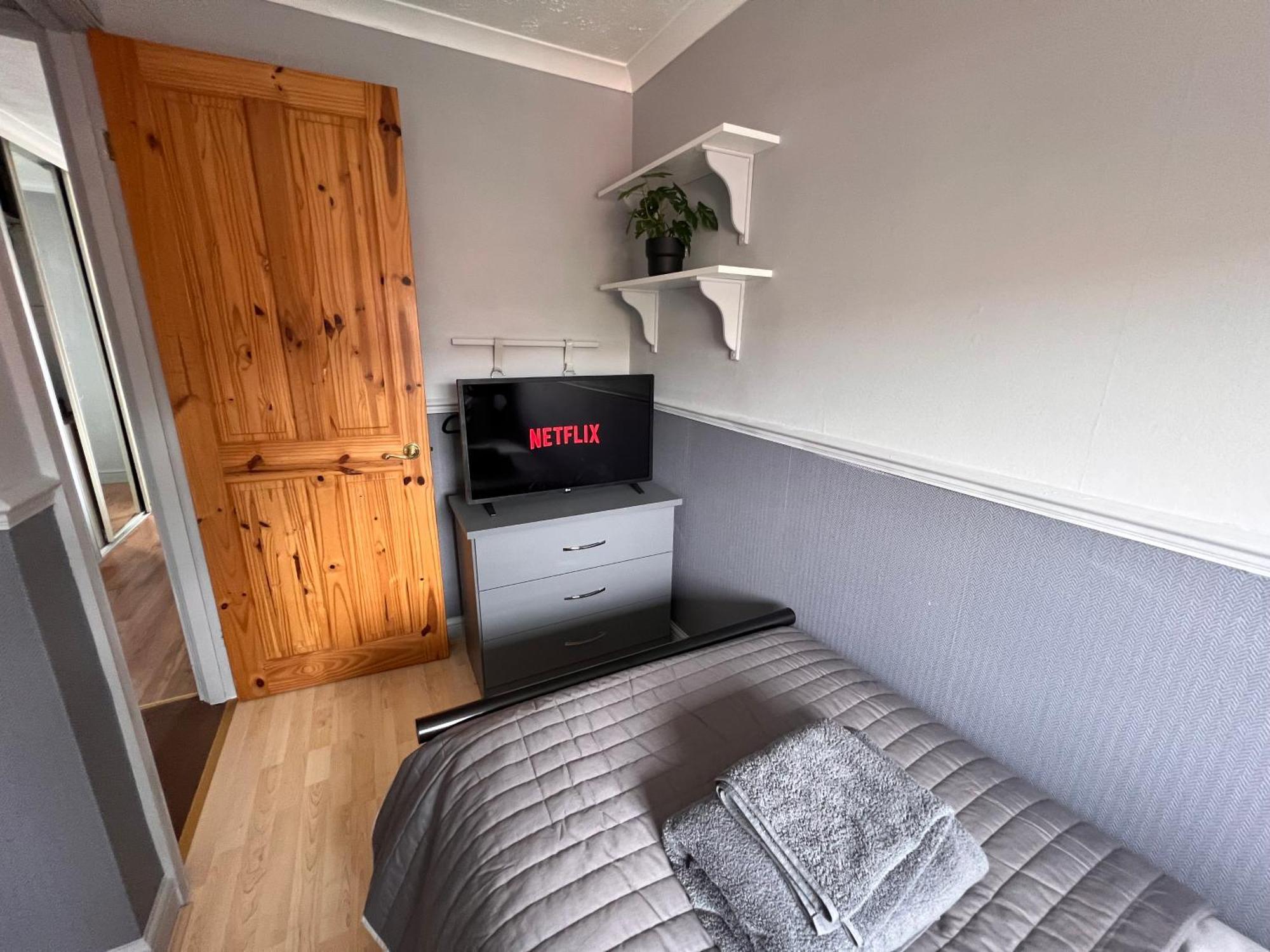 Contractors Or Family House - M1 Nottingham - Ikea Retail Park - Catkin Drive - 2 Bed Home With Driveway, Private Garden, Sleeps 4 - Tv'S In All Rooms Giltbrook エクステリア 写真